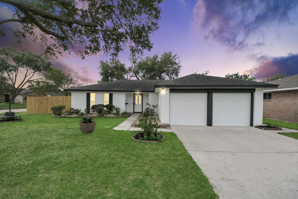 16222 Forest Bend Avenue, Friendswood, TX 77546