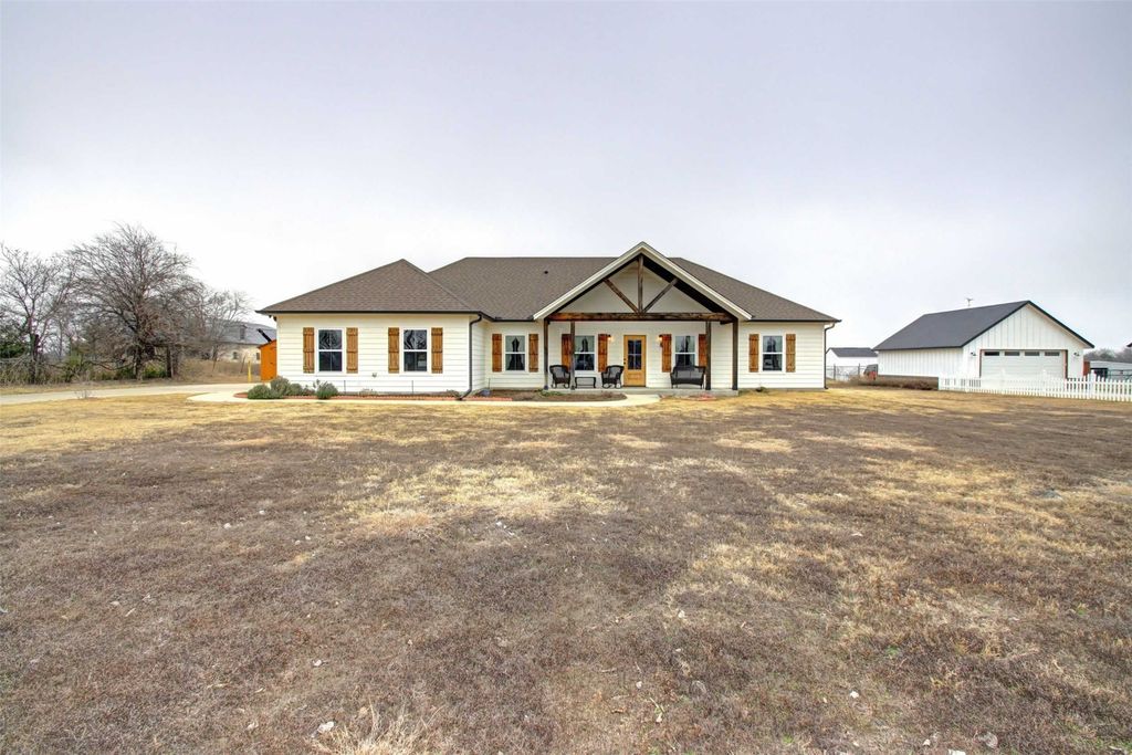 6031 County Road 401, Grandview, TX 76050