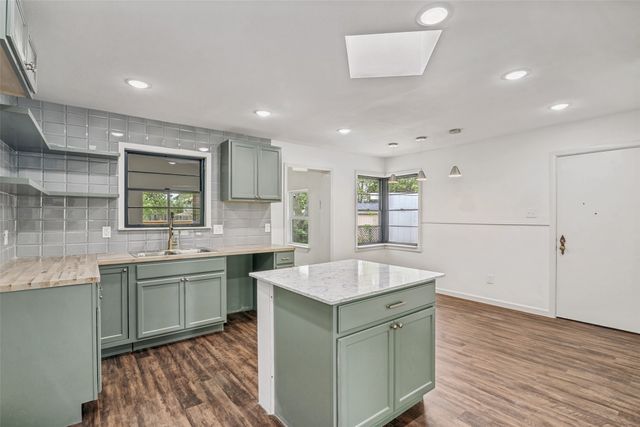 1018 W Avenue F, Garland, TX 75040