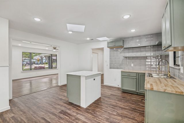 1018 W Avenue F, Garland, TX 75040