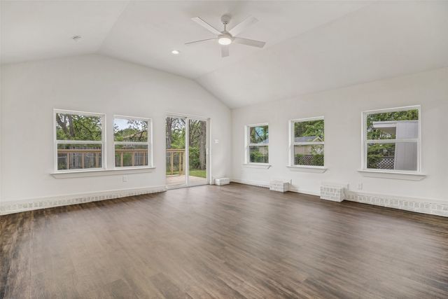 1018 W Avenue F, Garland, TX 75040