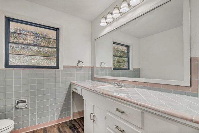 1018 W Avenue F, Garland, TX 75040