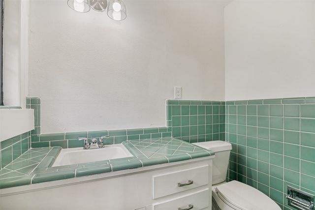 1018 W Avenue F, Garland, TX 75040