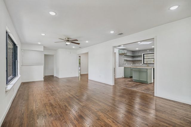 1018 W Avenue F, Garland, TX 75040