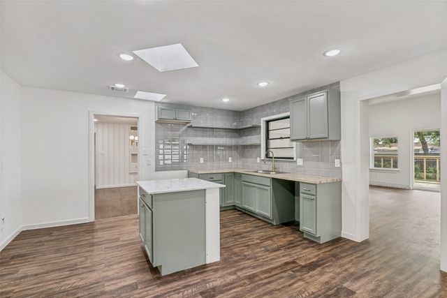 1018 W Avenue F, Garland, TX 75040