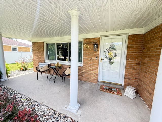 607 Frost Drive, Bay City, MI 48706
