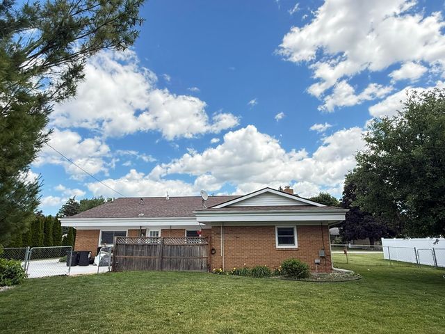 607 Frost Drive, Bay City, MI 48706