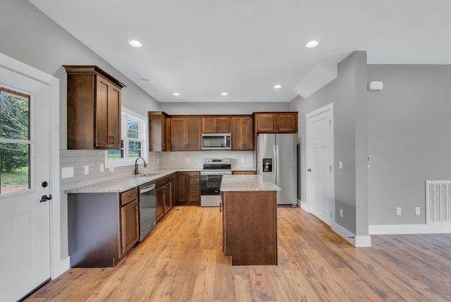 270 Locust Grove Rd, Cookeville, TN 38501