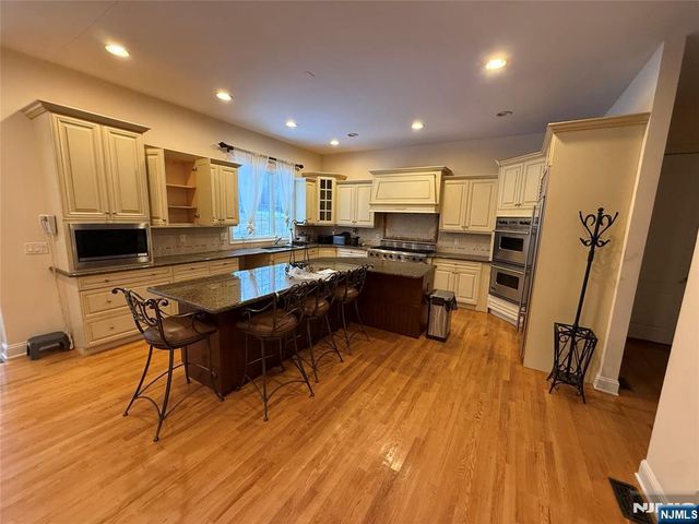 6 Trout Brook Court, Chester Township, NJ 07930