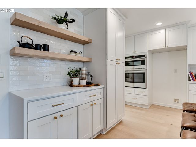 3858 MIRROR POND Way, Eugene, OR 97408