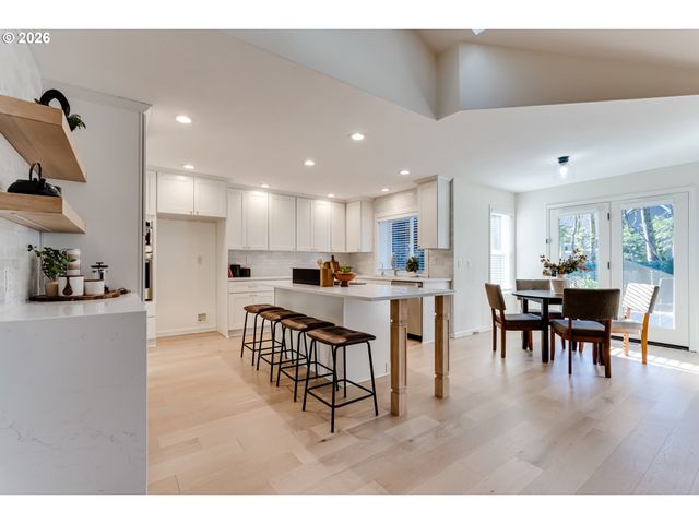 3858 MIRROR POND Way, Eugene, OR 97408