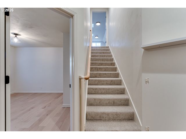 3858 MIRROR POND Way, Eugene, OR 97408