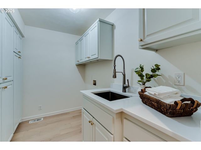 3858 MIRROR POND Way, Eugene, OR 97408