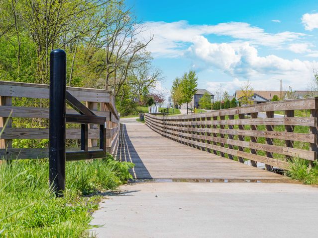 1753 Trailbrook, Valparaiso, IN 46385