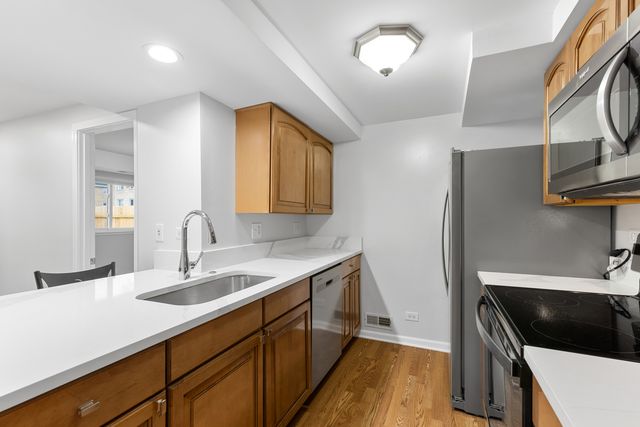 8824 Robin Drive F, Des Plaines, IL 60016