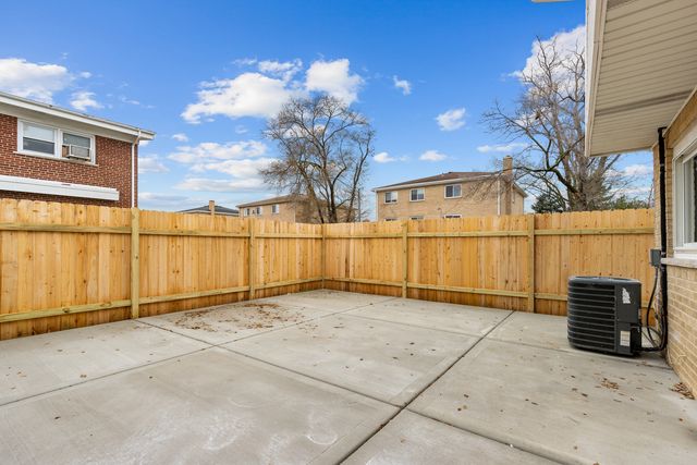 8824 Robin Drive F, Des Plaines, IL 60016