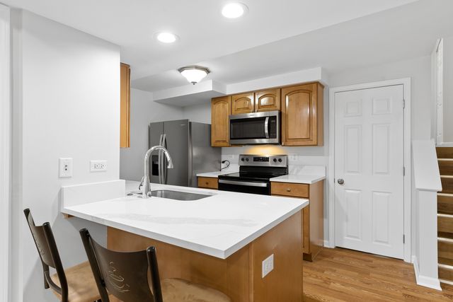 8824 Robin Drive F, Des Plaines, IL 60016