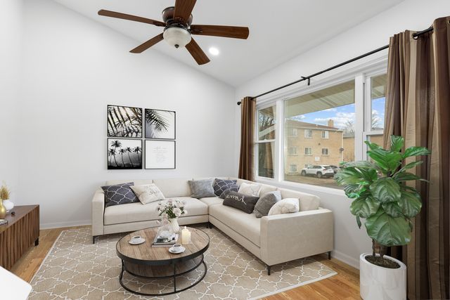 8824 Robin Drive F, Des Plaines, IL 60016