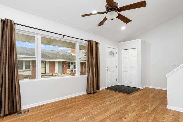 8824 Robin Drive F, Des Plaines, IL 60016