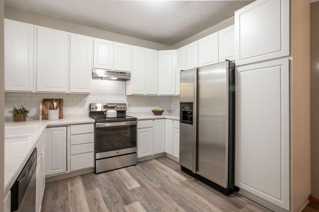 3001 Juniper Lane I, Woodbury, MN 55125