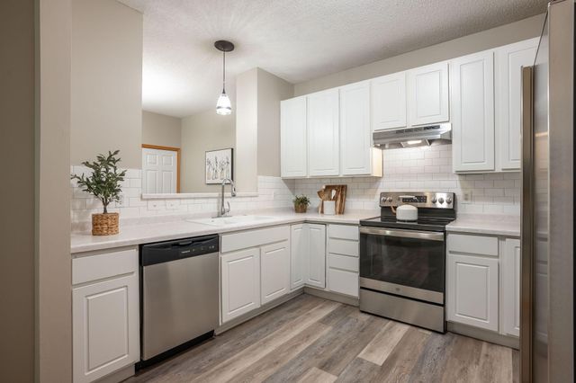 3001 Juniper Lane I, Woodbury, MN 55125