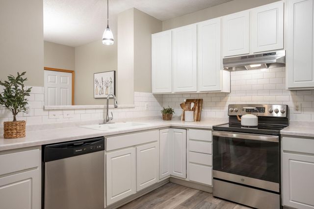 3001 Juniper Lane I, Woodbury, MN 55125