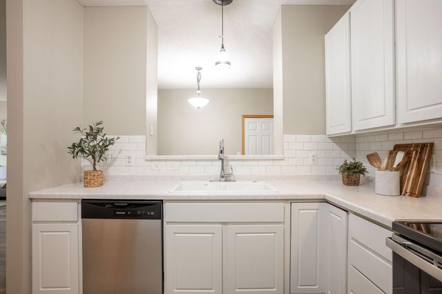 3001 Juniper Lane I, Woodbury, MN 55125