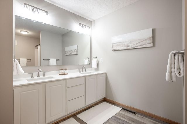 3001 Juniper Lane I, Woodbury, MN 55125