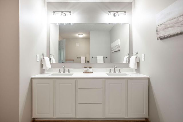 3001 Juniper Lane I, Woodbury, MN 55125