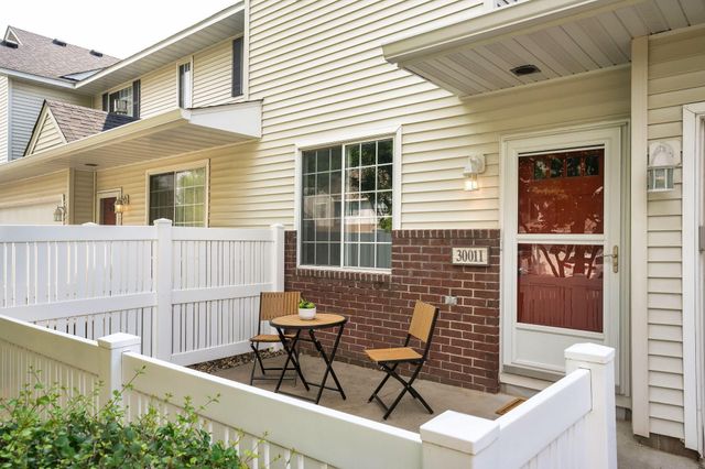 3001 Juniper Lane I, Woodbury, MN 55125
