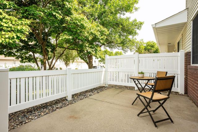 3001 Juniper Lane I, Woodbury, MN 55125
