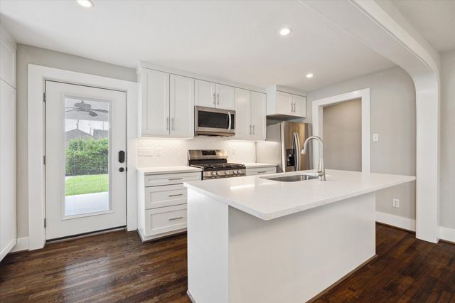 5001 Farmer Street, Houston, TX 77020