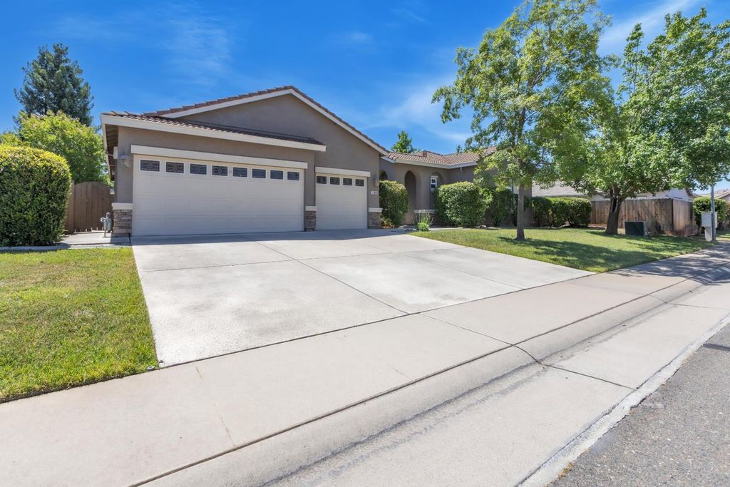 11034 Tinta Fina Dr, Rancho Cordova, CA 95670