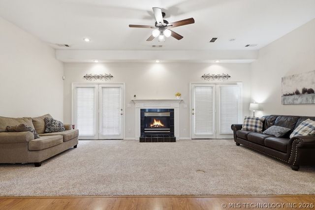 3813 S Rolling Oaks Drive, Tulsa, OK 74107