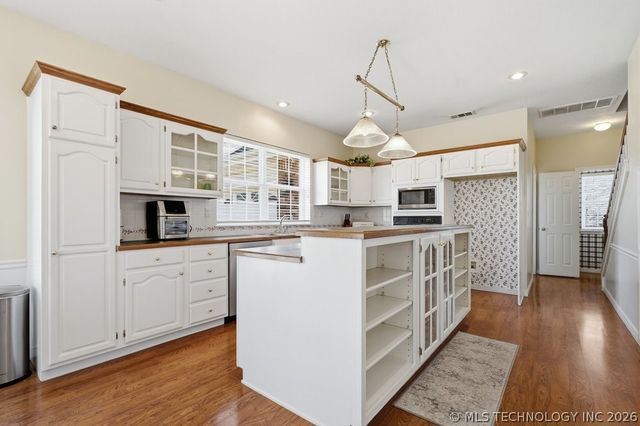 3813 S Rolling Oaks Drive, Tulsa, OK 74107