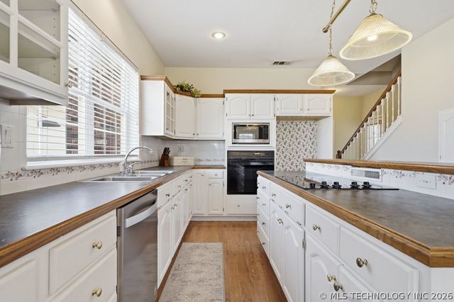 3813 S Rolling Oaks Drive, Tulsa, OK 74107