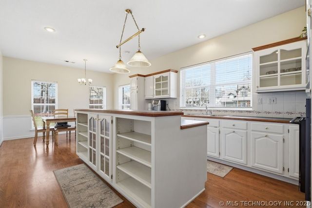 3813 S Rolling Oaks Drive, Tulsa, OK 74107