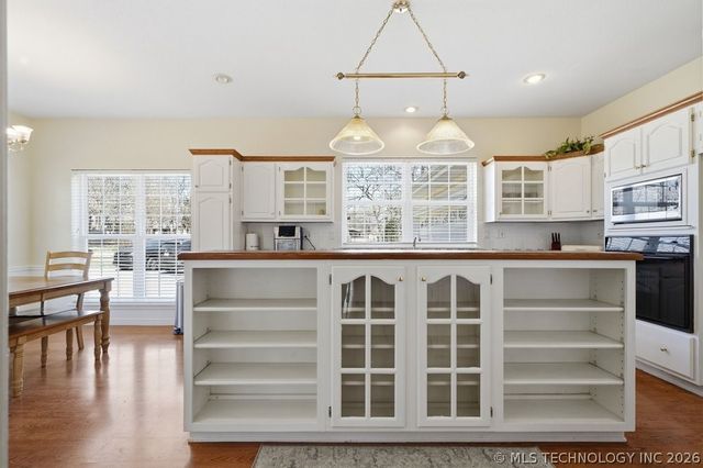 3813 S Rolling Oaks Drive, Tulsa, OK 74107