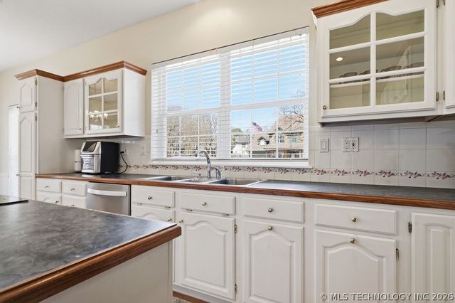 3813 S Rolling Oaks Drive, Tulsa, OK 74107