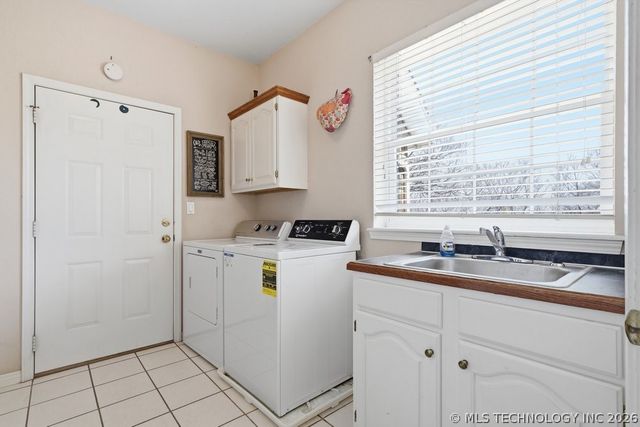 3813 S Rolling Oaks Drive, Tulsa, OK 74107