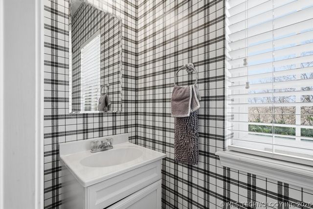 3813 S Rolling Oaks Drive, Tulsa, OK 74107