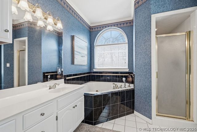 3813 S Rolling Oaks Drive, Tulsa, OK 74107