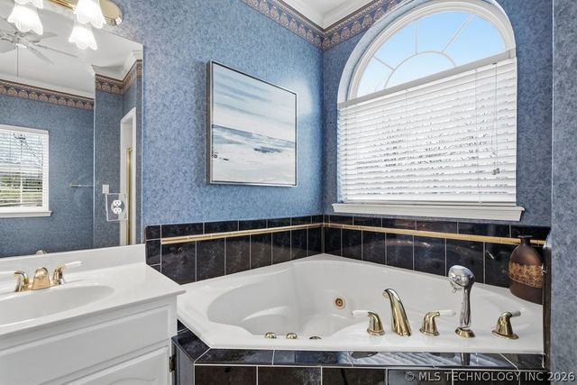 3813 S Rolling Oaks Drive, Tulsa, OK 74107