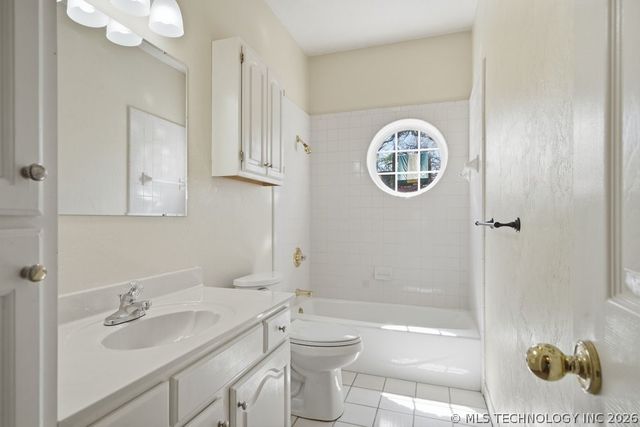 3813 S Rolling Oaks Drive, Tulsa, OK 74107