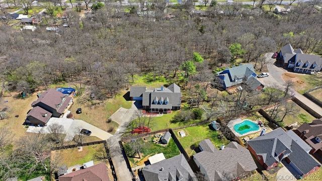 3813 S Rolling Oaks Drive, Tulsa, OK 74107