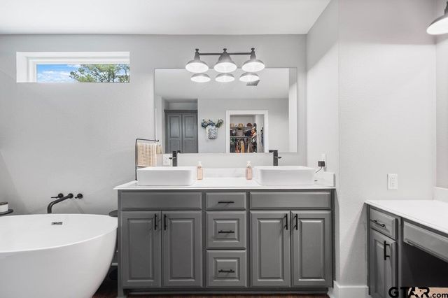 704 W Ross, Troup, TX 75789
