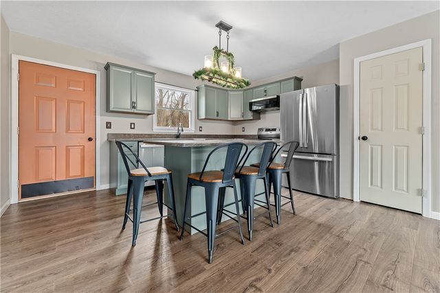 864 Main St, Mcclellandtown, PA 15458