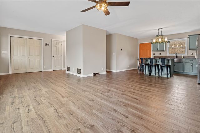 864 Main St, Mcclellandtown, PA 15458