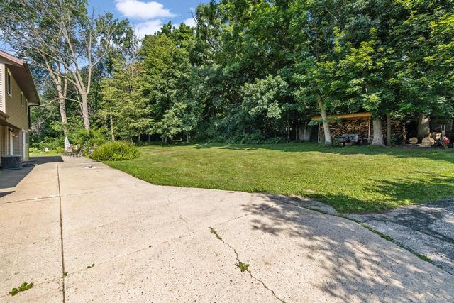 W250S4461 Center ROAD, Waukesha, WI 53189