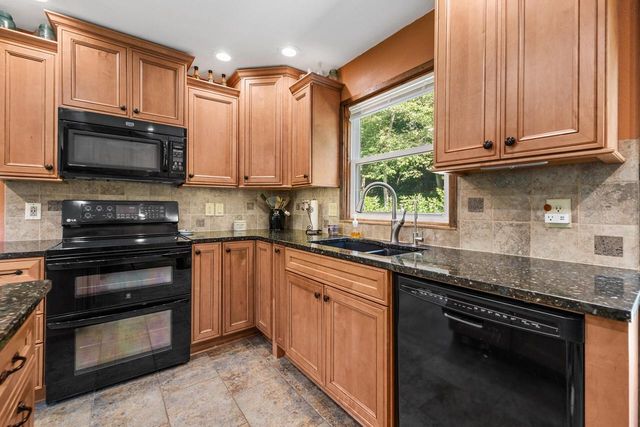 W250S4461 Center ROAD, Waukesha, WI 53189